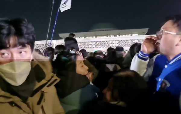 3일밤 국회 앞에 모인 시민들은 "비상계엄 해제"를 외쳤다.