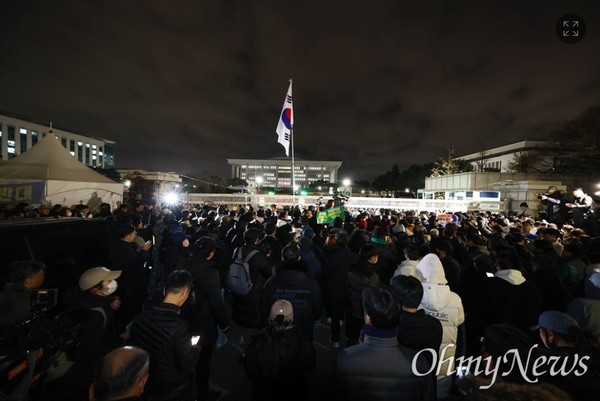 윤석열 대통령이 3일 밤 기습적으로 비상계엄을 선포한 가운데, 계엄군이 점령을 시도한 국회앞에서 시민들이 집결해 계엄해제를 요구하고 있다. [사진제공=오마이뉴스]