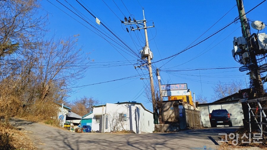 덕은지구 북쪽에서 현천동 자연마을로 이어지는 마을길. 왼쪽으로 대덕산 등산로가 시작되는 지점이다. 