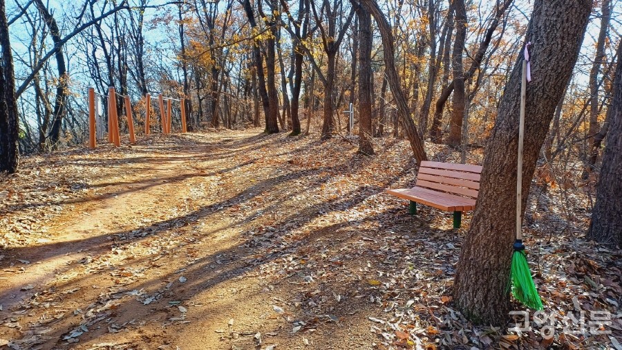 등산로 곳곳에 걸려있는 빗자루. 자발적으로 대덕산 등산로를 가꾸는 주민들이 많다는 사실을 방증한다. 