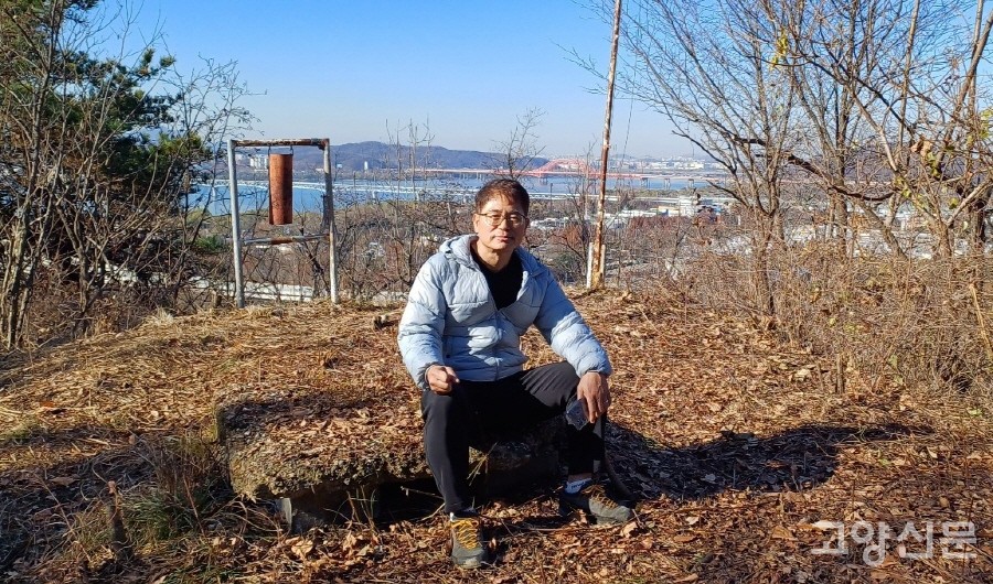 일출과 일몰을 동시에 볼 수 있는 대덕산 서남쪽 전망포인트는 과거 군사시설로 사용됐던 장소다. 비상 통신수단으로 이용됐던 쇠종과 깃대가 보인다. 