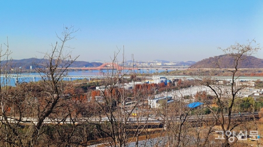 대덕산 서남쪽 전망포인트에서 바라본 경관. 한강을 가로지른 마곡철교와 방화대교 너머로 덕양산과 개화산이 조망된다.