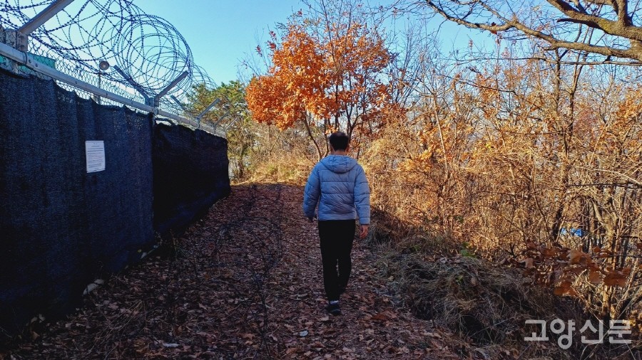 40년 넘게 통행이 차단됐던 대덕산 정상부 군부대 옆 등산로가 개방됐다. 