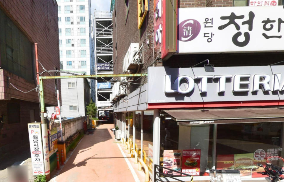 지난 5년간 원당시장 이용객들에게 주차할인을 해준 문덕빌딩 주차타워 입구 사진. 상인회에 따르면 하루 평균 20명의 시장이용객이 이곳을 이용하며 시장 상인들은 시장이용객들의 주차를 위해 시장과 떨어진 곳에 주차 후 걸어온다고 한다.