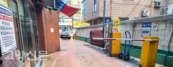 오후 1시쯤 만차가 되자 차단기가 닫혔다. 사진의 뒤차는 더 이상 들어올 수 없어 만덕빌딩 주차장 앞에서 기다리는 상황.