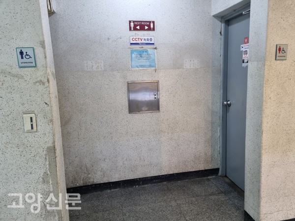 시장과 접한 영프라자 1층 화장실은 상인들의 열쇠가 없으면 이용할 수 없다.