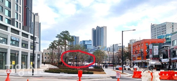 소상공인지원과가 언급한 개방형 화장실 사진. 시장에서 보도로 약 2분 정도 소요된다. 