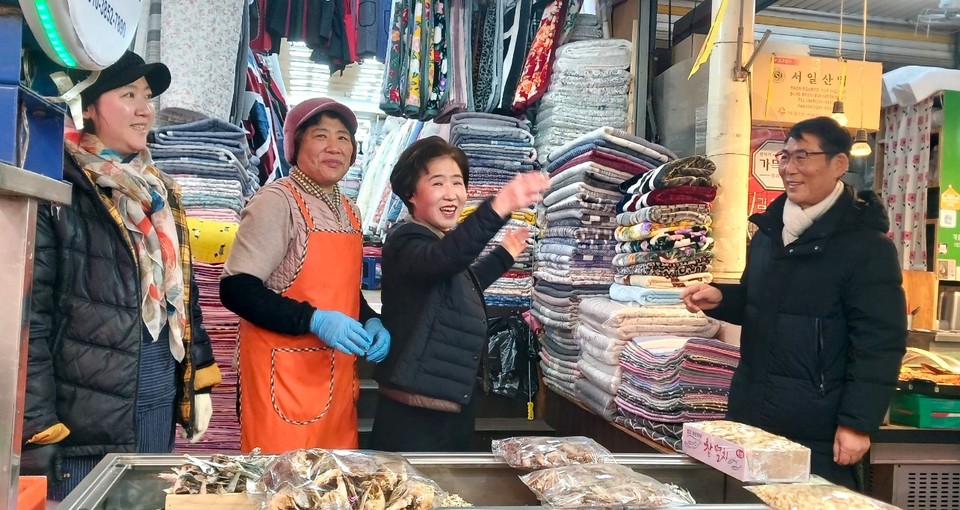 강연희 상인회장(맨오른쪽)과 상인들이 하루 시작에 앞서 담소를 나누고 있다.