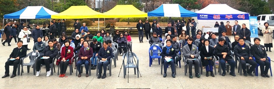 지난 30일부터 12월 1일까지 이틀에 걸쳐 열린 고양시 소상공인의 날 축제에 지역 정치인들과 소상공인들이 대거 참석해 성황을 이뤘다. [사진제공 = 고양시 소상공인연합회]