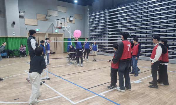 풋센발리볼을 하는 참가자들.