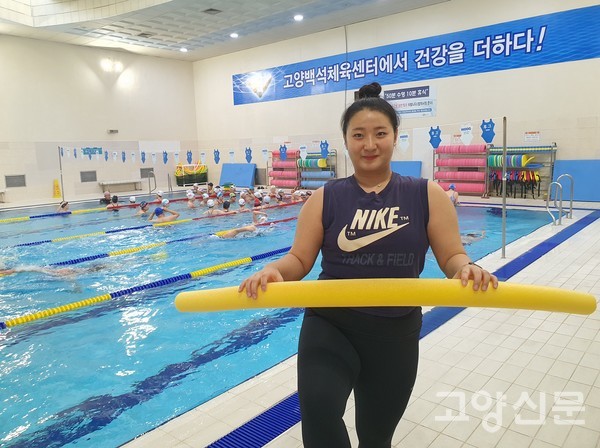 허윤주 강사가 아쿠아로빅에 사용되는 누들로 시범을 보이고 있다.