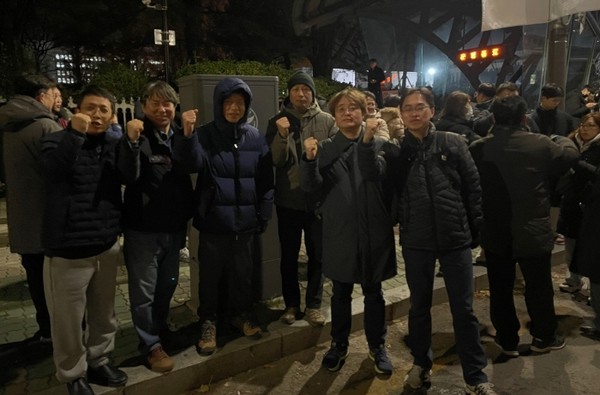 계엄령이 선포된 밤, 국회 앞으로 다급히 달려나가 계엄세력에 맞선 동녘교회 교우들. 