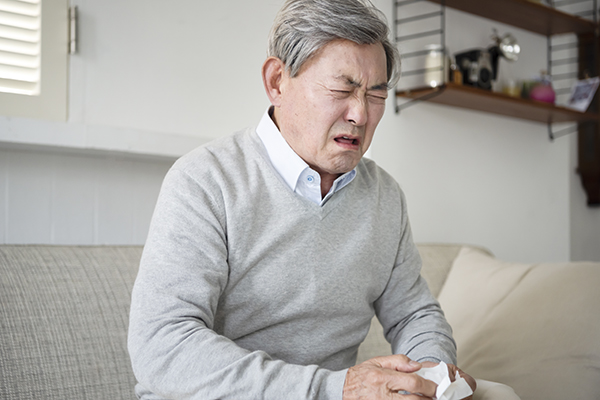 노인들은 호흡기 증상이 나타나도 나이로 인한 것으로 생각해 폐 기능이 심각하게 저하된 뒤에나 병원을 찾는 경우가 많은데, 호흡기 증상이 나타난 초반부터 적극적으로 검사해 만성폐쇄성폐질환을 확인 후 약물치료를 하는 것이 중요하다.