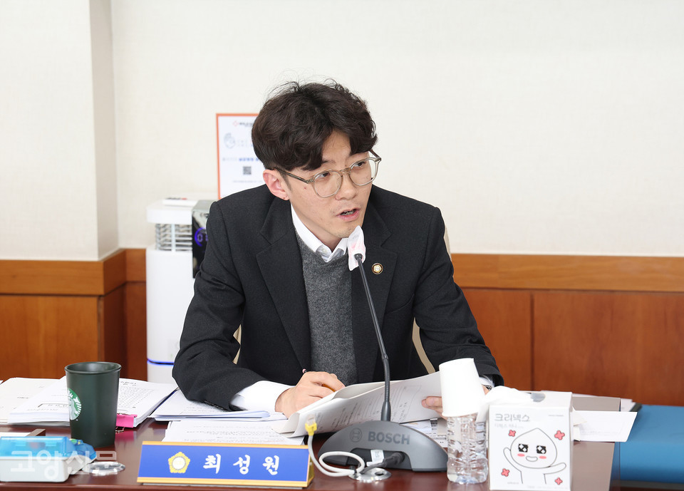 최성원 시의원(주엽1ㆍ주엽2)은 지난 2일 고양시의회 행정사무감사에서 "법을 지켜야 하는 공무원이 민원인의 개인정보를 공개하는 것이 말이 되는 것이냐"고 고양시 자원순환과를 꼬집었다. [사진 = 고양시의회]