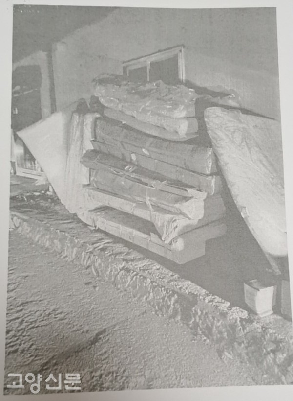 일산서구 구산동 공장 앞 매트리스를 해당업체에 싣고 와 내려놓은 모습. [사진제공 = A씨]