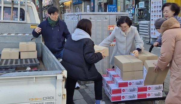  다움교회가 위기가구를 위한 생필품과 즉석밥 20박스를 행신2동에 기부했다.