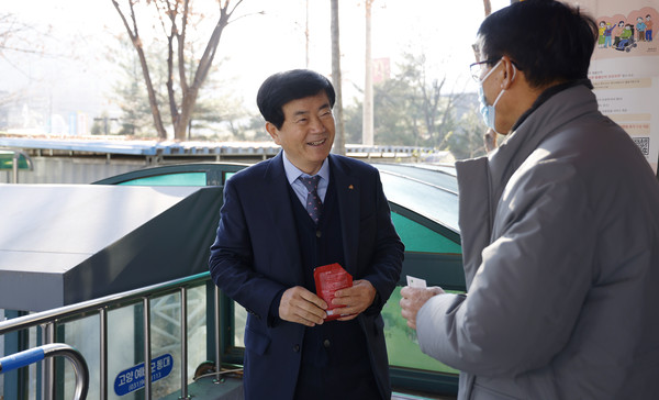 김재진 고양누리새마을금고 이사장이 고양동 관계자와 이야기를 나누고 있다.