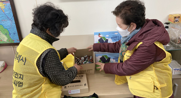 고양실버인력뱅크 관계자들이 폐건전지를 수거하고 있다.