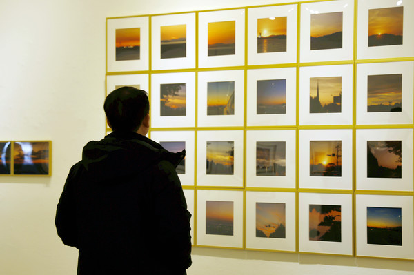 전시회를 감상하는 한 시민.