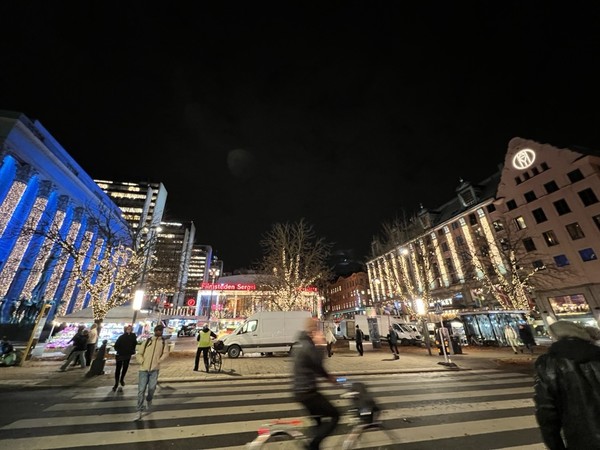 노벨상 시상식장인 스톡홀름 콘서트홀(왼쪽) 풍경. 노벨주간(Nobel Week)에는 푸른빛 조명이 스톡홀름 이곳 저곳을 수놓는다. [이철규 특파원]