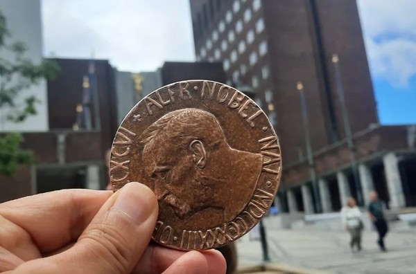 노벨평화상 시상식이 열리는 오슬로 시청사 앞과 노벨상 메달. 노벨평화센터는 방문자들에게 센터 투어 시 노벨상 메달 샘플을 공개한다. [이철규 특파원]