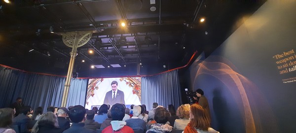 오슬로 노벨평화센터 만델라홀에서 평화상 시상식을 대형스크린을 통해 관람하고있다. 만델라홀 벽에는 “최고의 무기는 앉아서 대화를 나누는 것” 이라는 만델라 대통령의 명언이 붙어있다. [이철규 특파원]