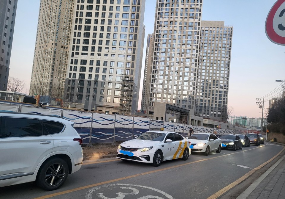 12월 9일 고풍로. 이플러스마트(풍동) 사거리 도로 출근길(07:40~08:40) 상황. [사진제공 = 풍동주민]  