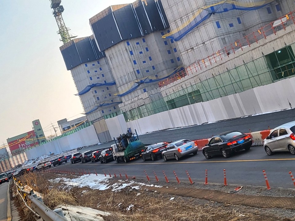 고풍로. 성원1차 아파트 앞 출근길 상황. [사진제공 = 풍동주민]  