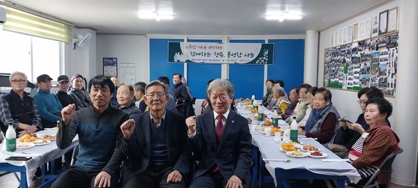  장도영 지회장(맨앞 오른쪽)과 박성규 경로당 회장(가운데). 김영철 팀장.
