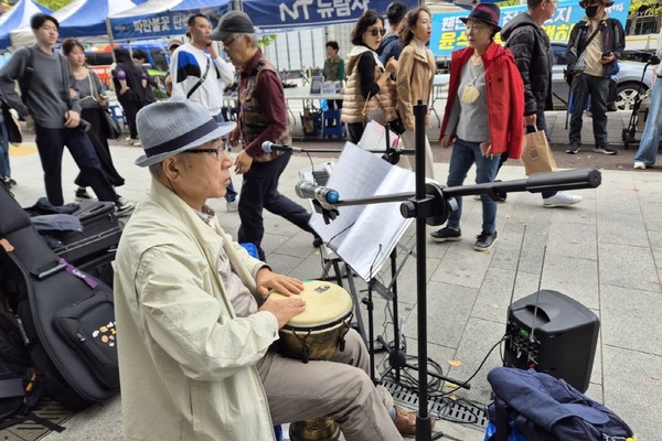 1973년 새문안교회 대학생회 회원들의 유신철폐 촉구 횃불시위를 기념하여  만든 '광화문 횃불 밴드'의 숭례문 촛불 광장 버스킹 장면. [사진제공=류태선 목사]