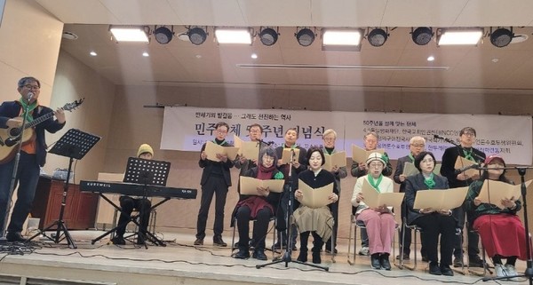 민주단체 합동 50주년 기념식 에서 축하공연을 하는 '60+기후행동 BTN(방탄노년단)'. [사진제공=류태선 목사]