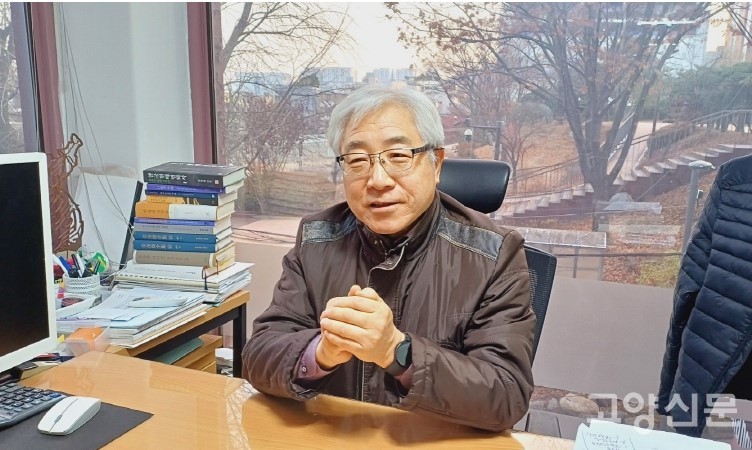 서울 창덕궁 인근에 자리한 '긴급조치사람들' 사무실에서 만난 류태선 목사. 