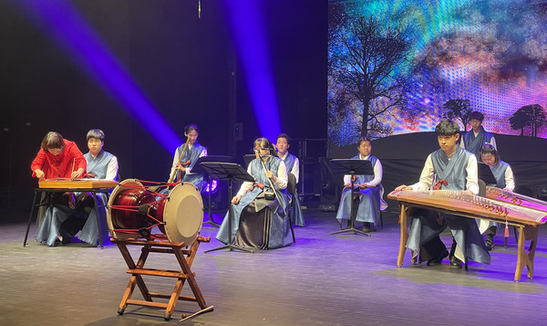  성인 발달장애인 국악예술단 ‘손울림’이 경기아트센터 영상제작지원사업에 선정돼 공연을 선보였다.