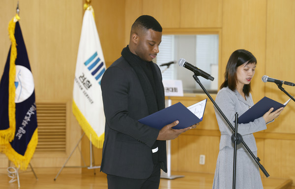 (왼쪽부터) 외국인범죄피해자지원단 누비야(나이지리아)씨와 양세영(베트남)씨가 범죄피해자 사회적 권리선언을 했다.