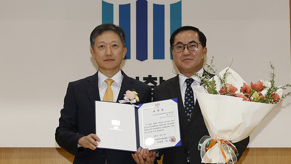 황진선 일산새마을금고 이사장(오른쪽)이 단성한 의정부지방검찰청 고양지청장으로부터 범죄피해자의 피해 회복에 기여한 공을 인정 받아 표창장을 받고 있다.