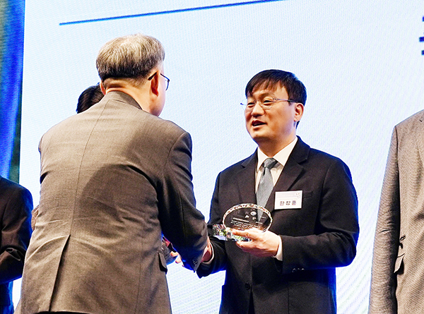 한창훈 국민건강보험 일산병원장이 ‘2024년 공공보건의료 성과보고회’에서 기관 대표로서 보건복지부 장관상을 받았다. [사진제공 = 국민건강보험 일산병원]