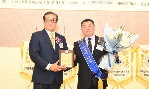 '대한민국 신지식인' 환경분야 대상을 수상한 한기식 고양자전거학교 대표(오른쪽).