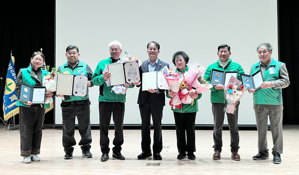 새마을유공자 표창 개인부문 시상자와 이동한 고양시장(가운데).