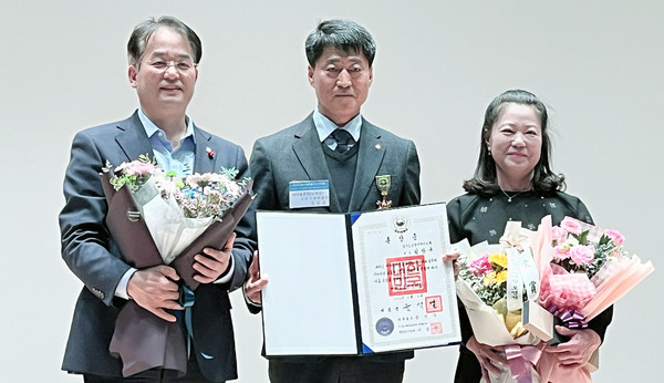 김창규 회장이 새마을운장(노력장)을 수상했다.