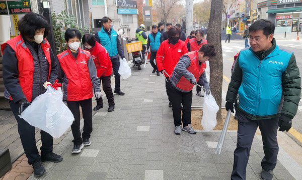 한국마사회 일산지사 인근에 환경정화 활동을 하는 이남용 지사장(오른쪽)과 직원들.