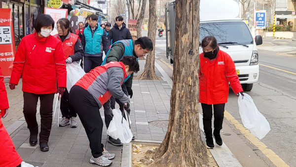  환경정화활동을 하는 한국마사회 일산지사 관계자들.