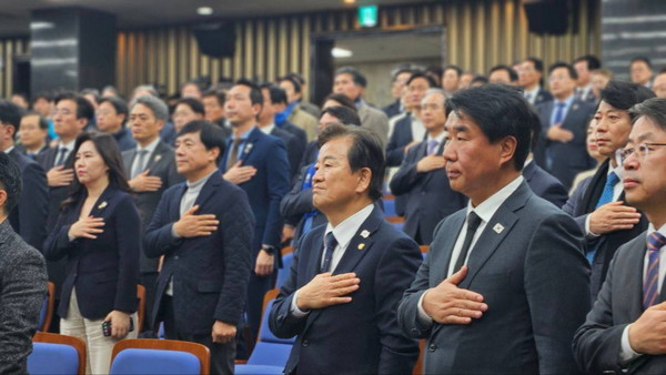 탄핵소추안 표결 직전 열린 의원총회 참석 모습. [사진제공=이기헌 의원실]