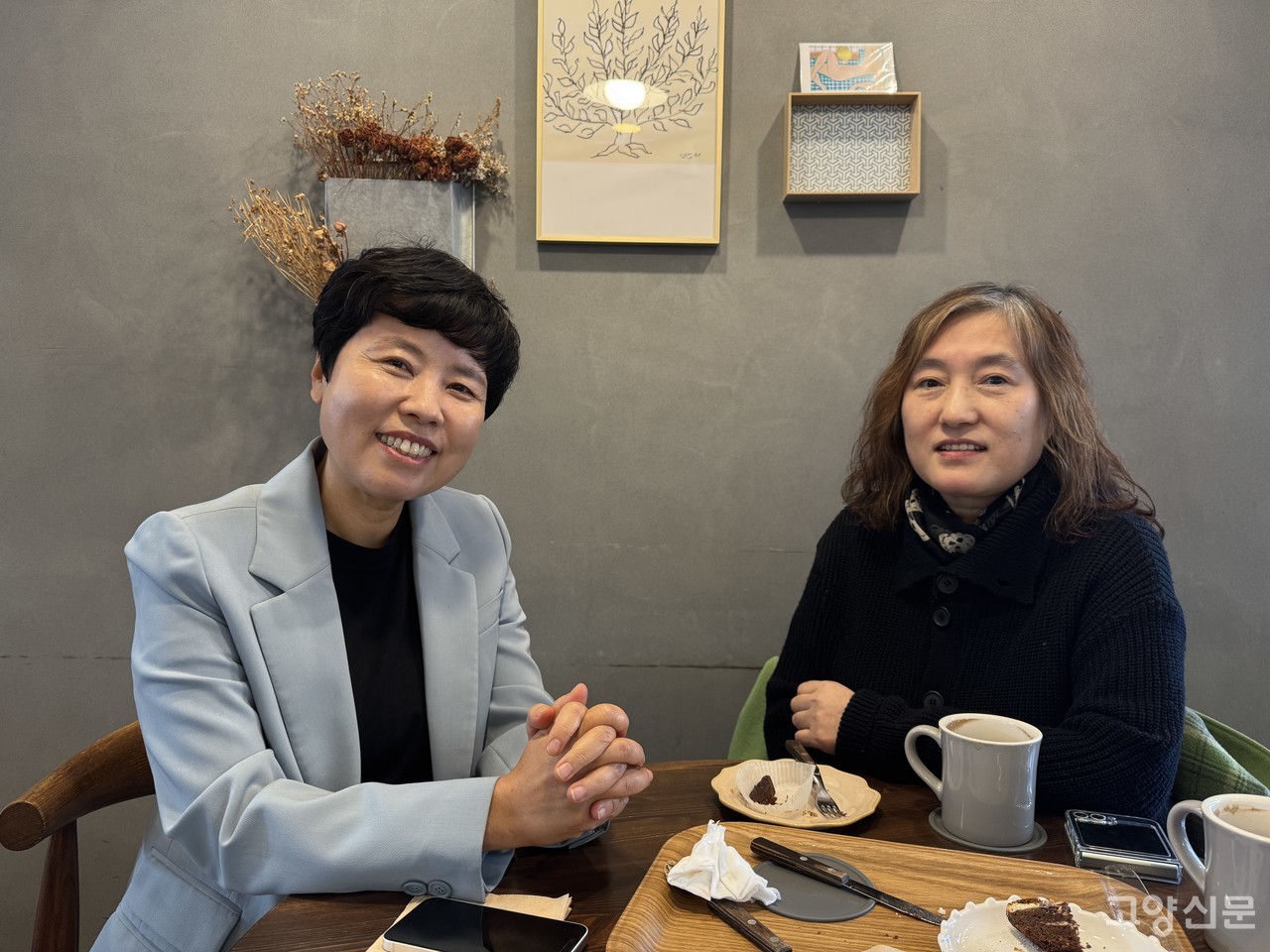 (사진 왼쪽부터)송영주 진보당 고양지역위원장, 이도영 고양시민사회연대회의 공동의장(고양여성민우회 대표)