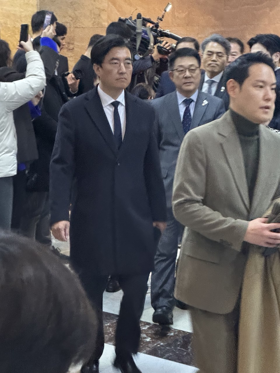 김성회 의원이 비장한 표정으로 본회의장에 입장하고 있다. [사진 = 김성회 의원실]