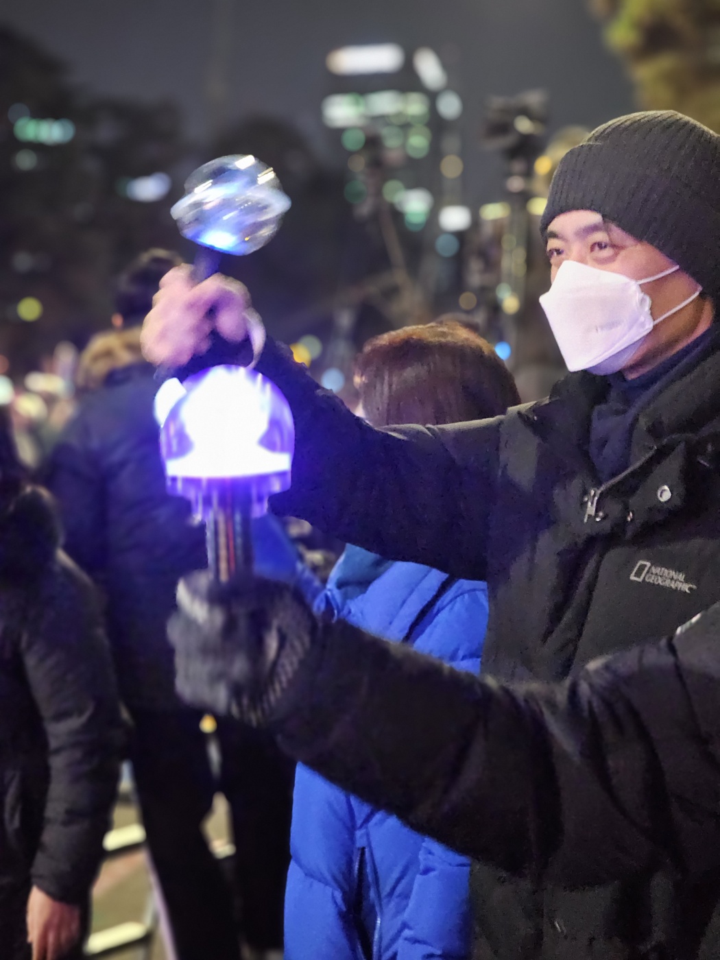 대통령 탄핵소추안이 가결되기 전날인 13일 밤 국회 앞 집회에 참석한 한준호 의원. [사진 = 한준호 의원실]