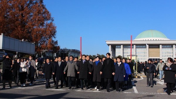 한준호 의원 등 더불어민주당 의원들이 14일 오전 대국민 감사 인사를 하러 국회를 나섰다. [사진 = 한준호 의원실]