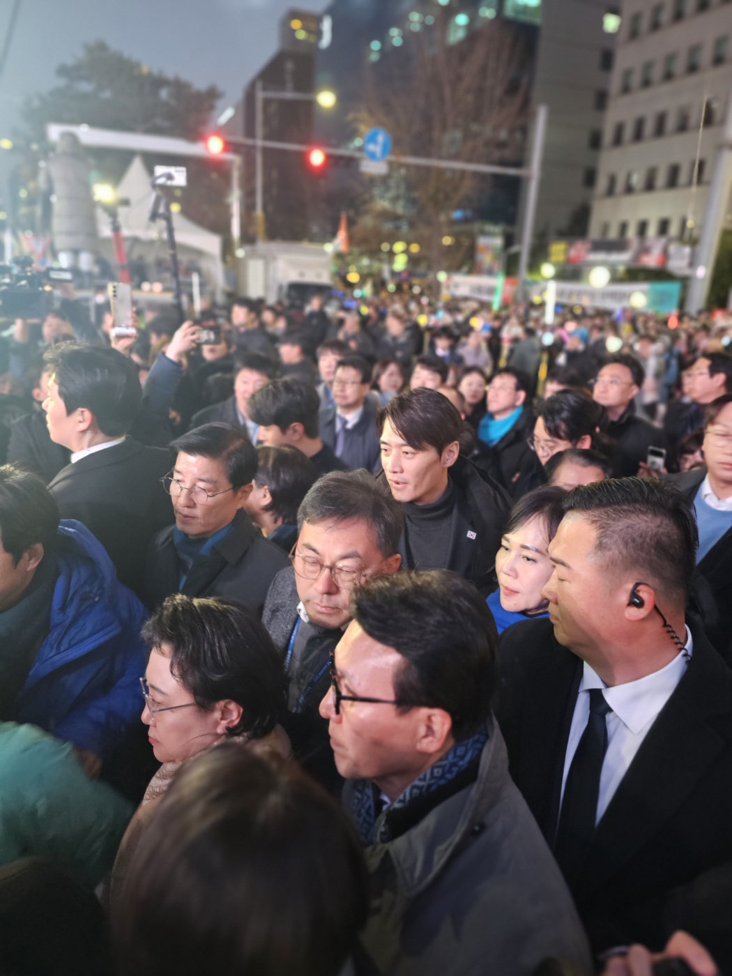 탄핵안 가결 후 비상의총을 마치고 당대표를 포함한 지도부와 함께 국회 앞 집회현장에 가서 감사인사를 전하고 있다. [사진 = 한준호 의원실]