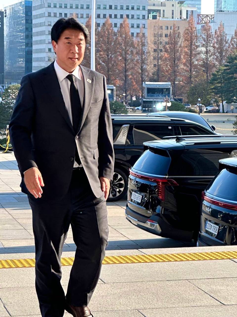 일산복음병원에서 장례 준비를 마치고 다시 국회로 향하는 이기헌 국회의원. [사진 = 이기헌 의원실]