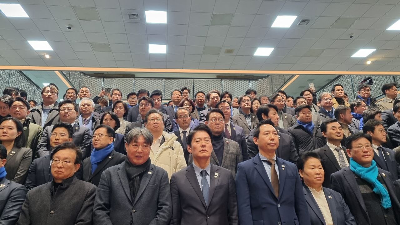 14일 탄핵안 가결 후 당의 성명발표에 참석한 김영환 의원(맨 뒷줄 가운데). [사진 - 김영환 의원]