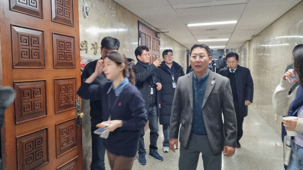 14일 오후 4시 대통령 탄핵소추안 표결 이전, 의총을 위해 이동하고 있는 김영환 의원. [사진제공=김영환 의원실]